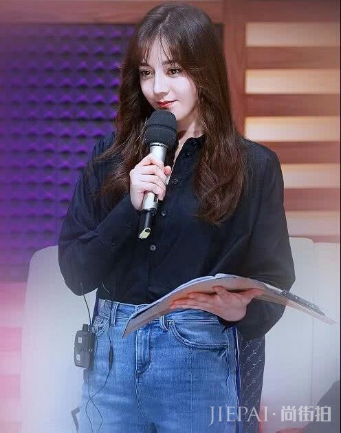 迪丽热巴数度拿冠,好身材和时尚穿搭加分满满