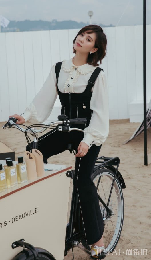 刘诗诗在裙摆加了小惊喜,瞬间变时髦!