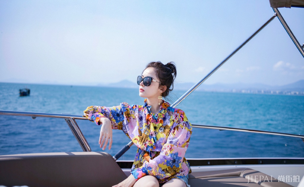 古力娜扎印花衬衫搭配牛仔热裤,秒变成青春少女