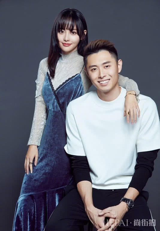 张嘉倪双排扣大衣配宽松休闲裤,同框老公秀恩爱,回头比心超甜蜜