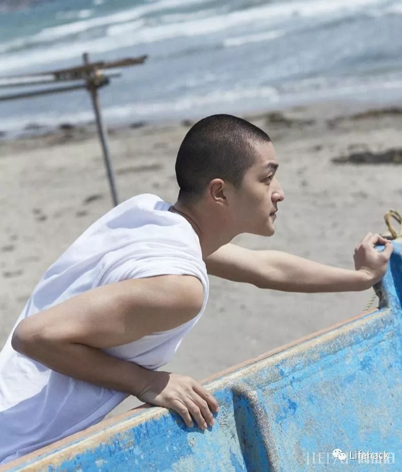 《流浪地球》里屈楚萧的寸头真tm帅!