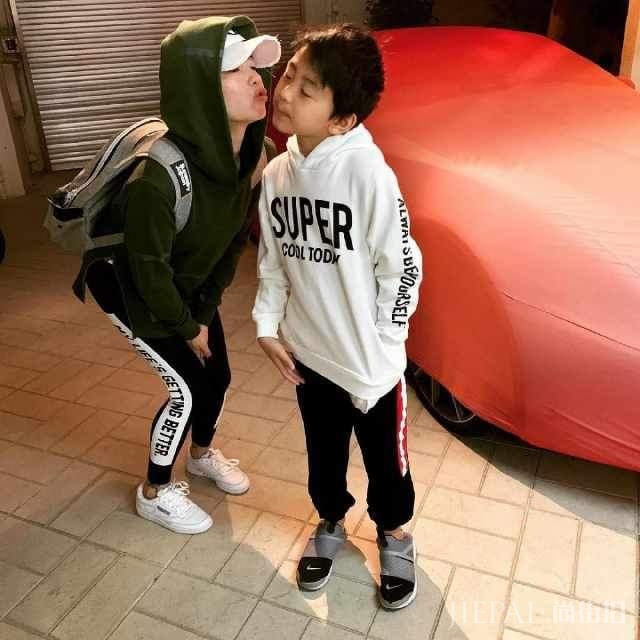 张柏芝爬山归来晒亲子照,与儿子坐在后备箱中