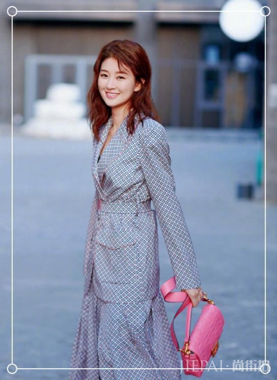 乔欣这大宽肩无可救药，凹出两米腿也没用