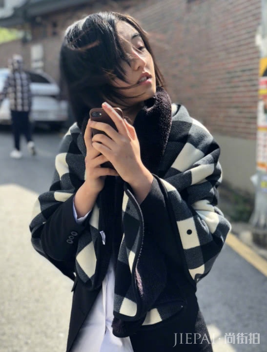 张子枫衣服上贴了个大“沐浴球”，却更加的洋气可人