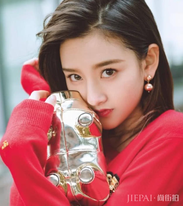 宋祖儿背着金猪包包尽显富态