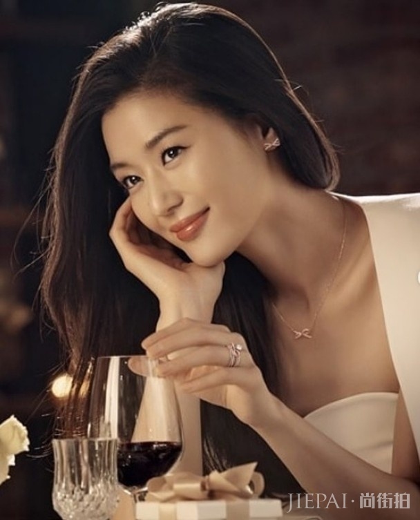 全智贤黑长直换卷发更气质,秀完美天鹅颈美得高调