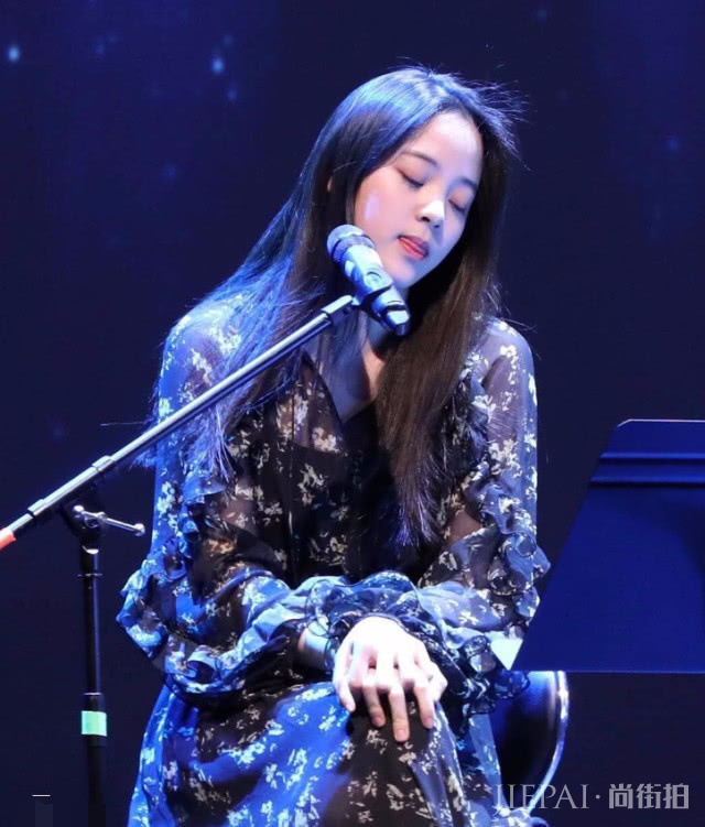 欧阳娜娜黑色的长裙都能穿出少女感,过于可爱了!