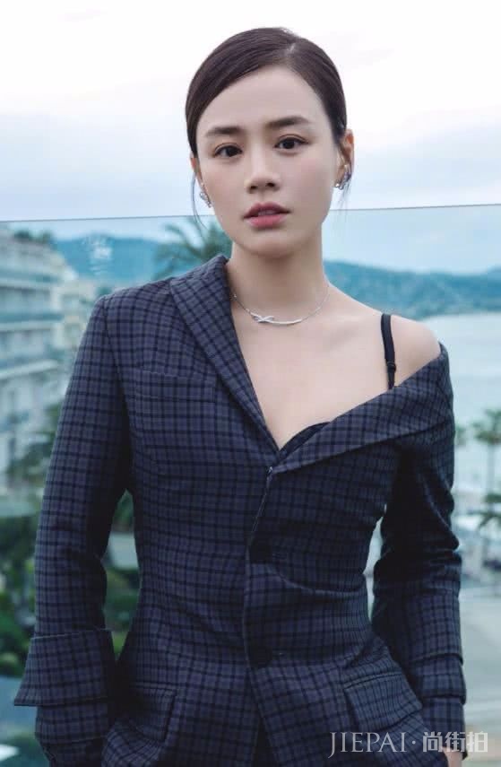 马思纯穿西装走红毯内衣露出,热成这样?