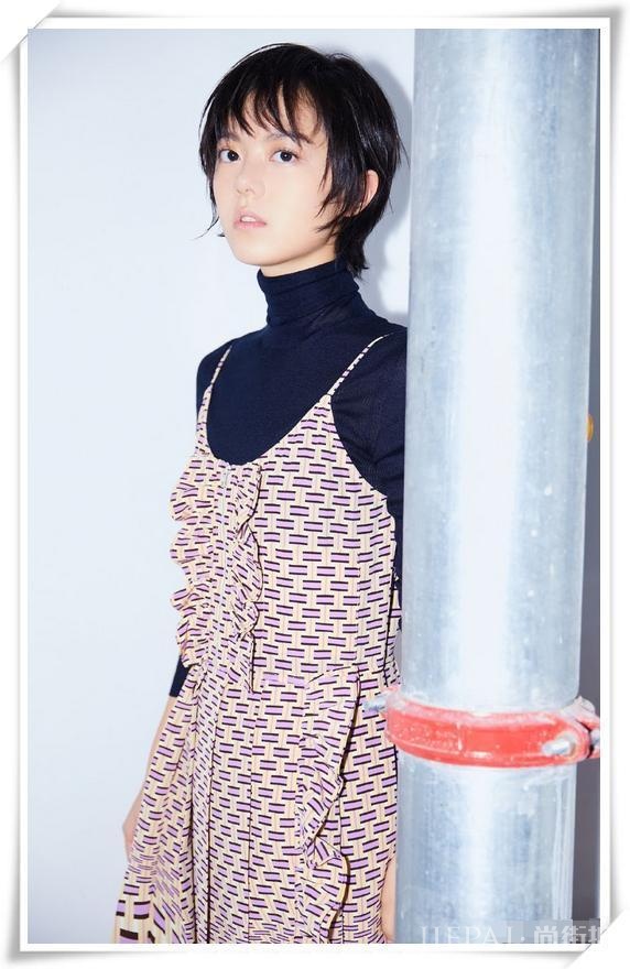 赵今麦中性穿搭难掩姣好容颜，短发造型气质佳