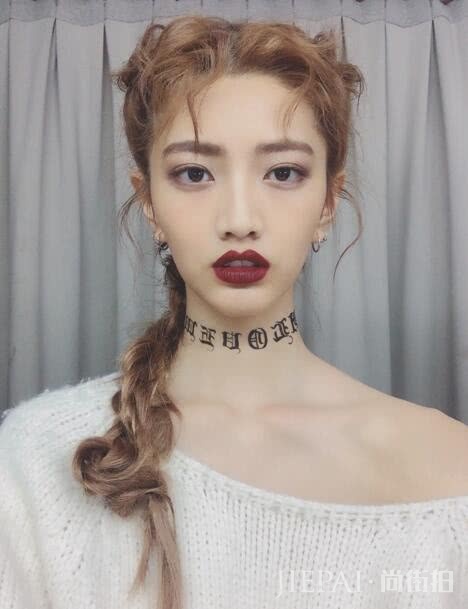 吴宜桦腿长脸小还会穿，又惊现新晋“合照杀手”！