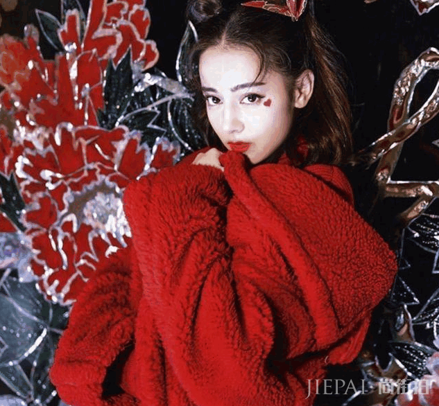 学会6款“红色”搭配,显白又减龄!