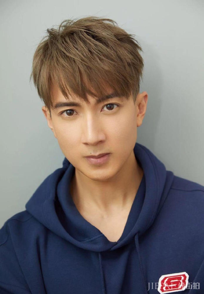 吴尊染黄发,穿蓝色卫衣,年轻得像18岁少年