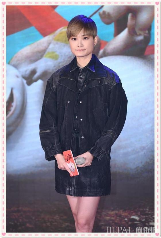 李宇春红裙配白靴妖娆妩媚!