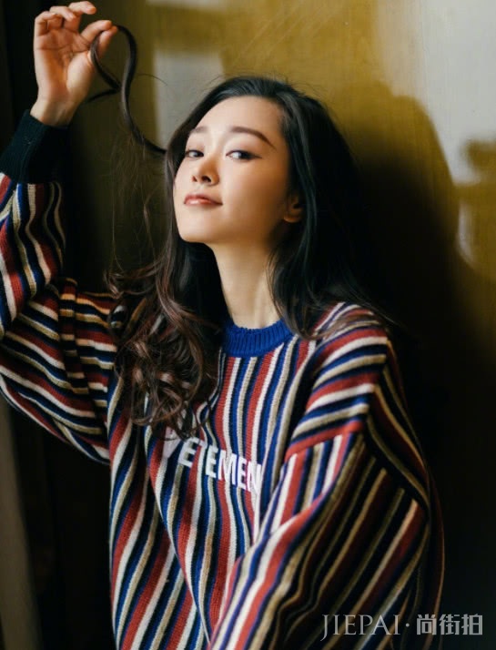 宋轶一身经典黑白造型秀美腰,回眸一笑更撩人