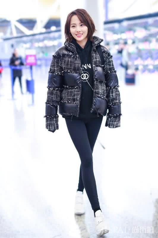 张嘉倪穿面包服配黑裤,遮肉又显瘦!
