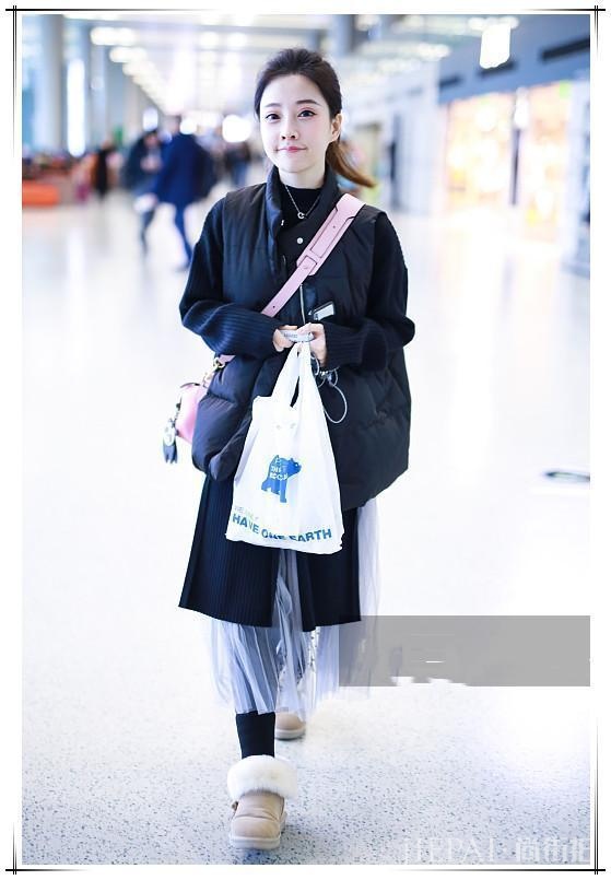 冯提莫终于敢穿长款羽绒服走机场了！