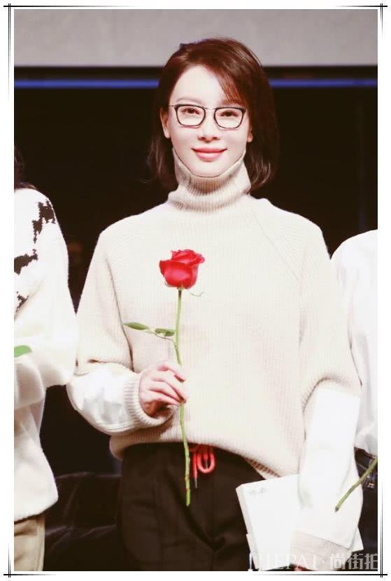 陈数高领毛衣配运动裤,也能美出新高度,服了