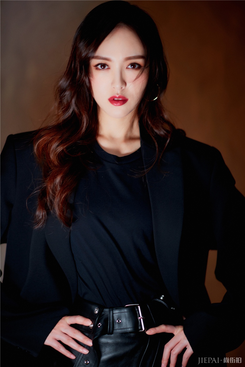 唐嫣婚后换风格了?西装look红唇眼神杀气场强大