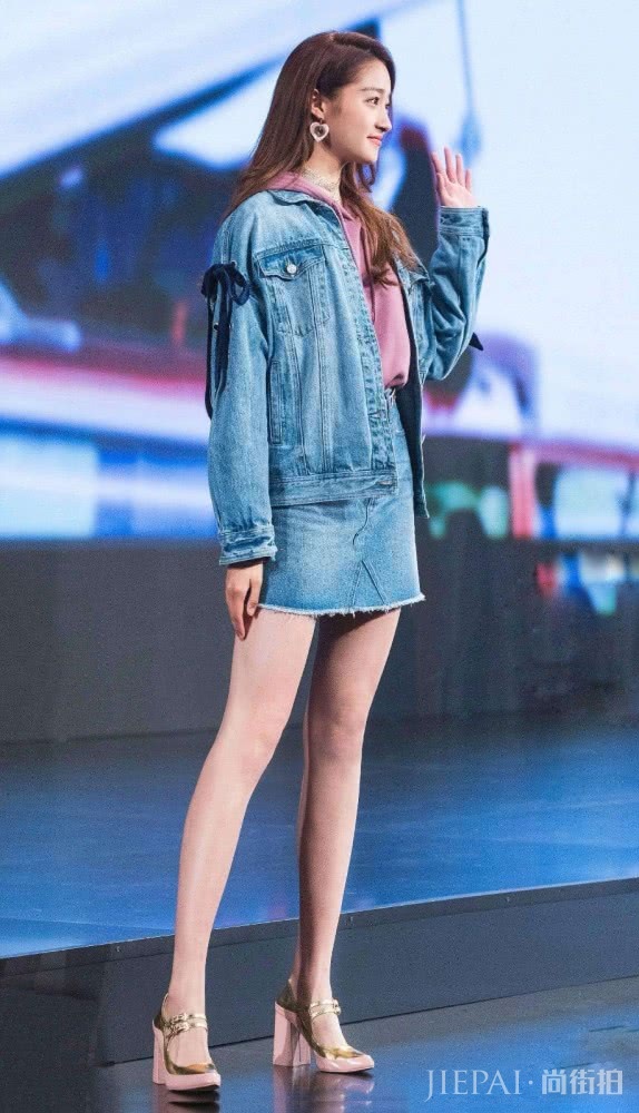 关晓彤晒自拍，娇嫩少女装配卷发粉裙美出高级感