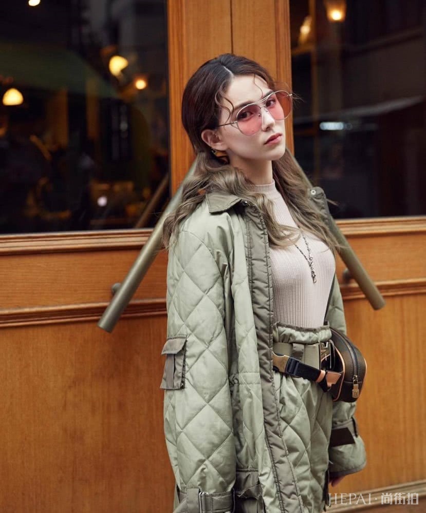 昆凌扎双马尾辫,搭配卷刘海俏皮可爱又乖巧