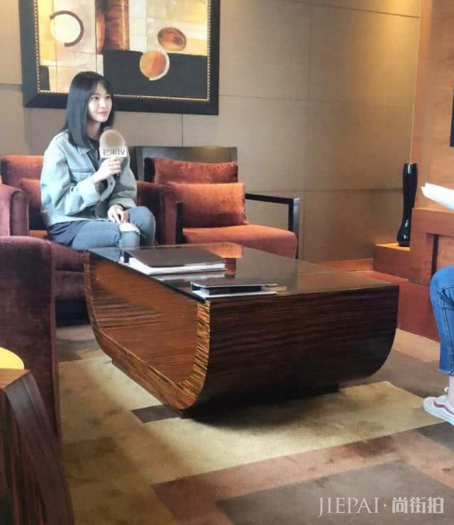 郑爽和母亲一同现身，人群中比心粉丝，美腿成全场亮点