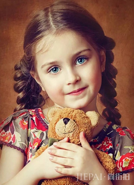 小防的发型怎么剪 天真的笑颜是最美的时尚