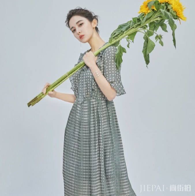 古力娜扎为赶潮流拼了,给细腿绑了两束鲜花,太会穿
