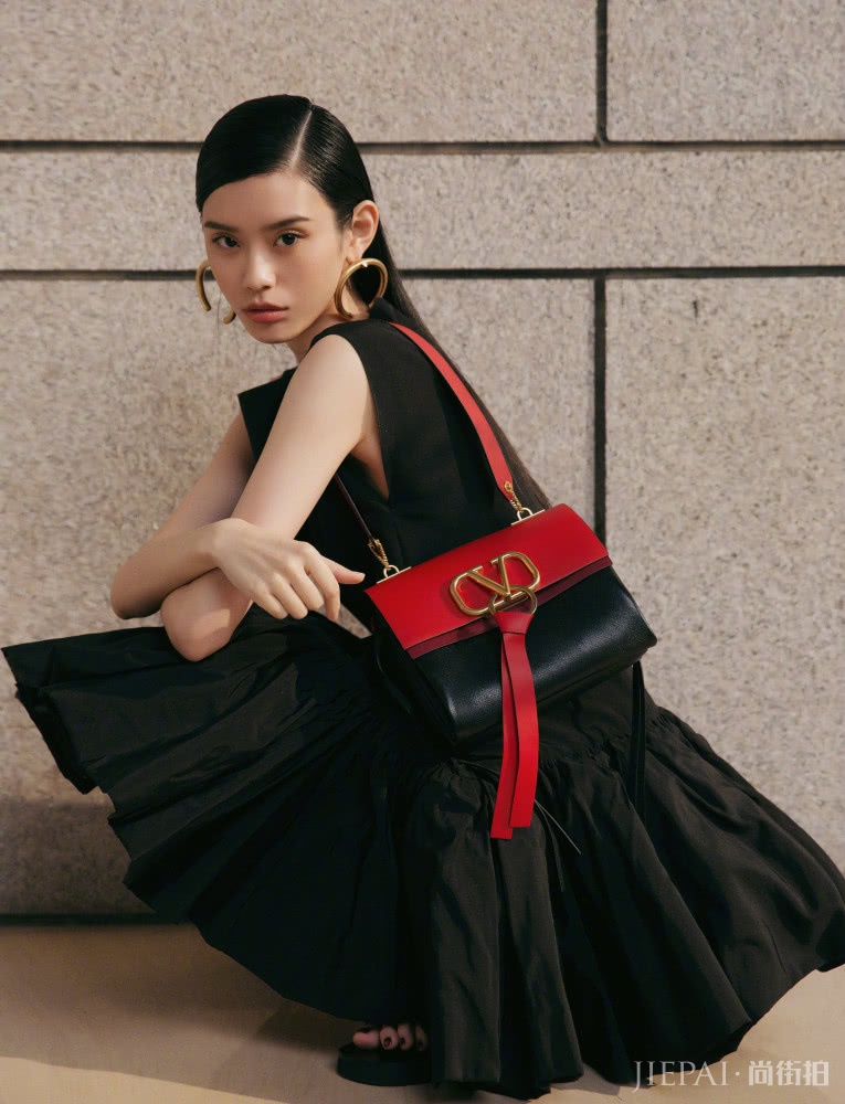 奚梦瑶出席活动一袭复古黑色蓬松裙简约又优雅