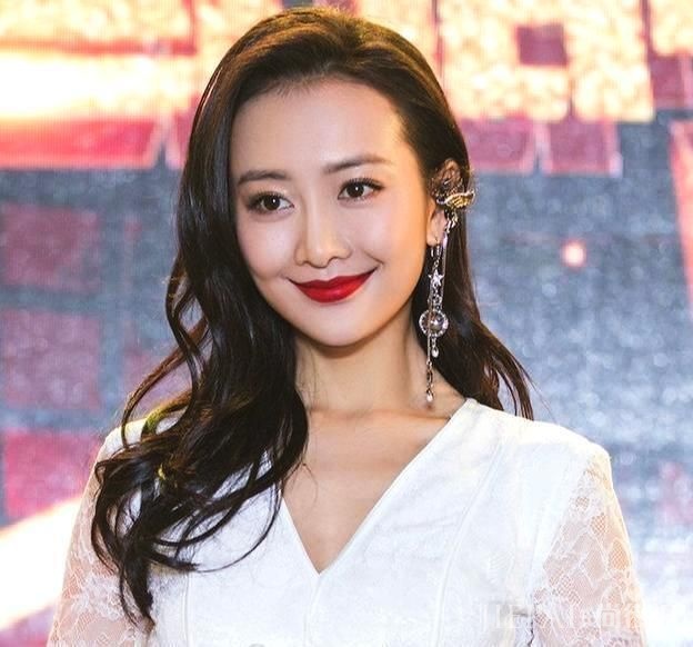 王鸥妖艳妆容配卡其流苏衣,长腿吸引了我!