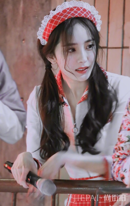 杨幂双马尾女仆装亮相!清纯发型+长腿制服秀,美成男生梦想