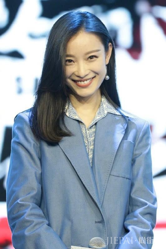 倪妮高调了一次,西装这样搭配才显高挑