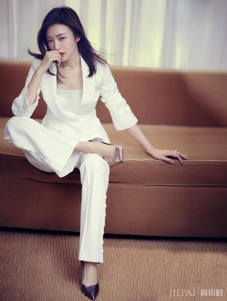 秦岚穿毛衣搭配半身裙穿出了高级感,气质满满