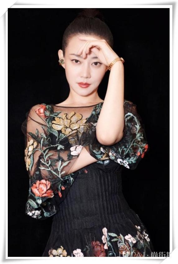 谭卓把头发剃掉一半,气场全开美到炸