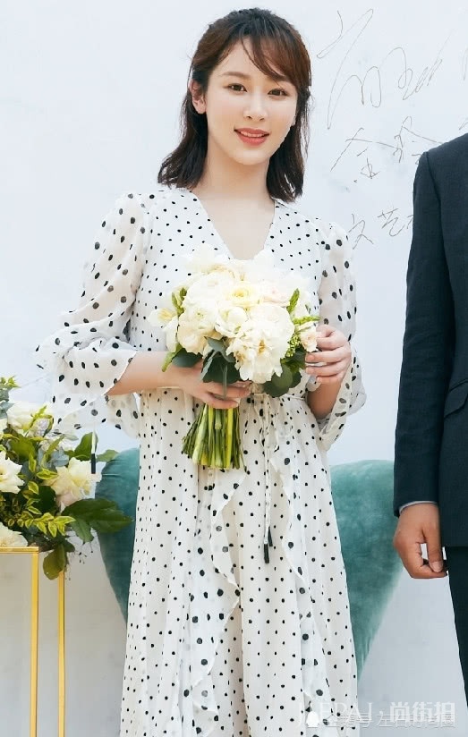 杨紫穿长裙终于美成仙女,手捧花都舍不得扔