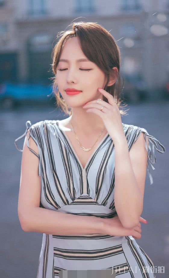张嘉倪“错位”的条纹竟秀出巴掌腰,服气!