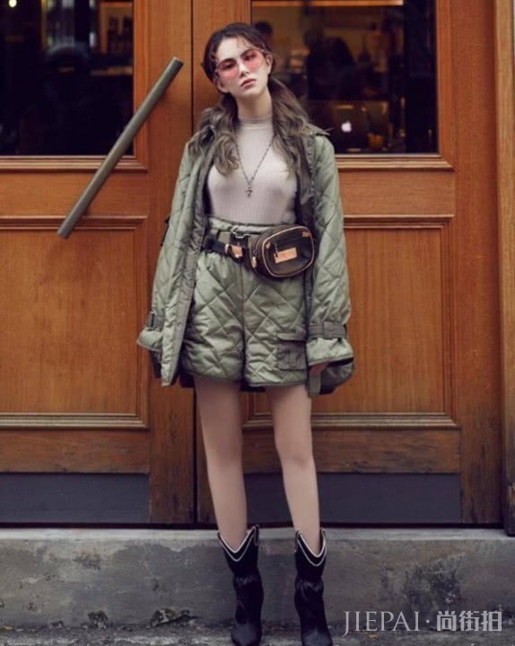 昆凌穿1双皮靴嫌不够?硬要塞2双皮靴?意外显瘦12斤