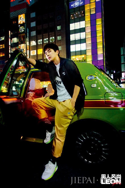 刘昊然杂志大片曝光，一如街拍随意自在