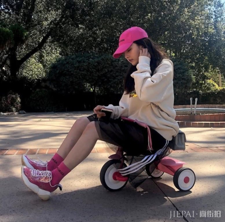 宋祖儿透明鞋子和紫红色袜子合为一体,这样穿真的好看?