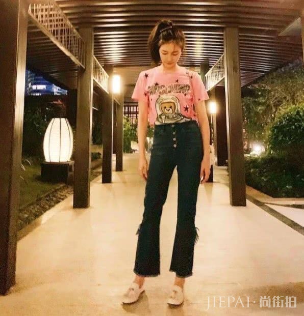 江疏影羽毛裤搭配粉红T恤秒变青春美少女