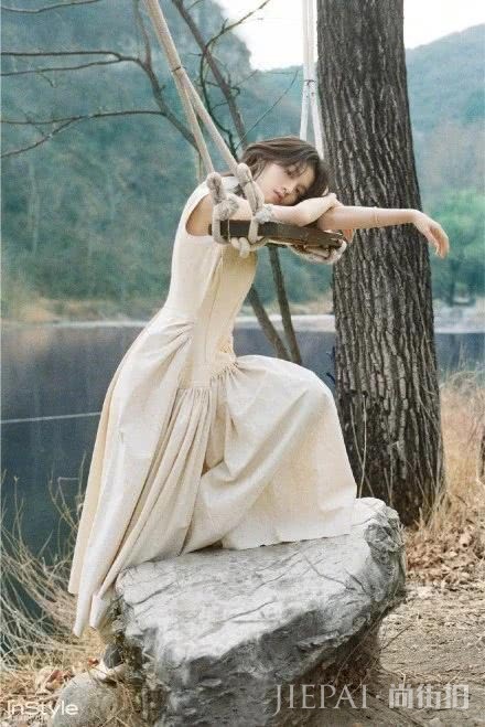 这些自然系穿搭看着很清凉！纯色搭配减龄又大气