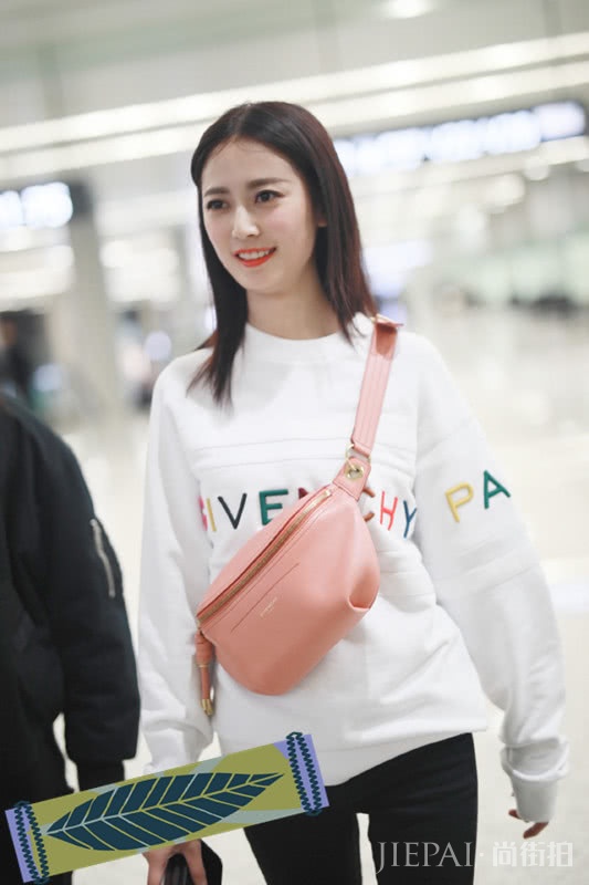 学陈钰琪这样穿显甜美，白色套头卫衣+粉色包好看又少女