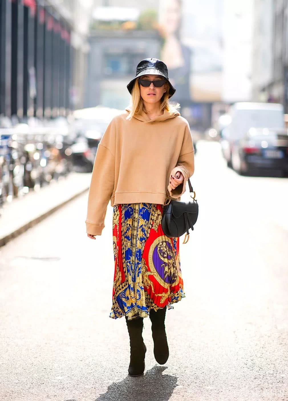 卫衣 碎花裙 运动鞋更是人人皆可胜任的混搭套路,谁穿都非常清新