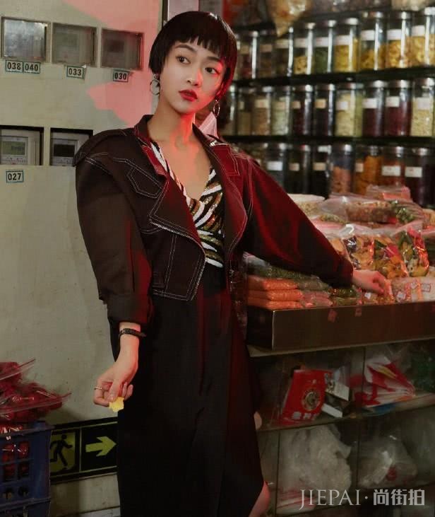 吴谨言扎小辫真美,吊带轻纱长裙美成18岁少女