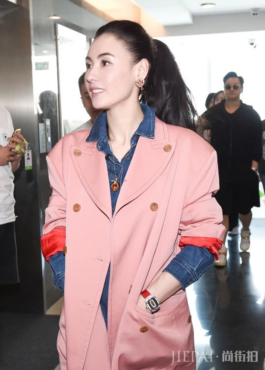 张柏芝穿牛仔装露面太减龄,和王菲比你喜欢谁?