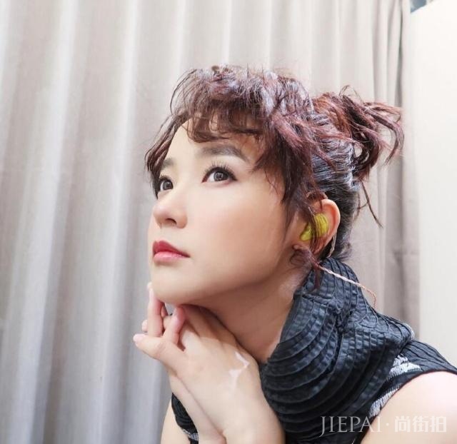 这件香港元气女神，笑容比蜜糖还甜，颜值却“停留”在16岁？