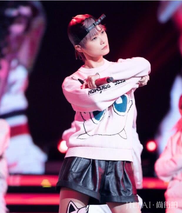 李宇春打扮越来越有少女感!粉毛衫配黑色短裤帅气又甜美