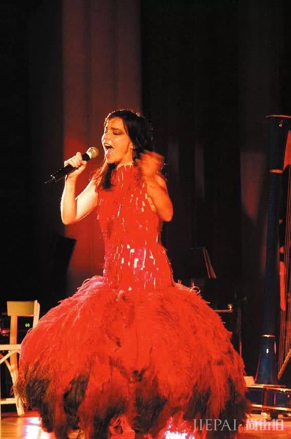 她是王菲最爱模仿的人,拍一次电影就得影后,55岁也DRAMA