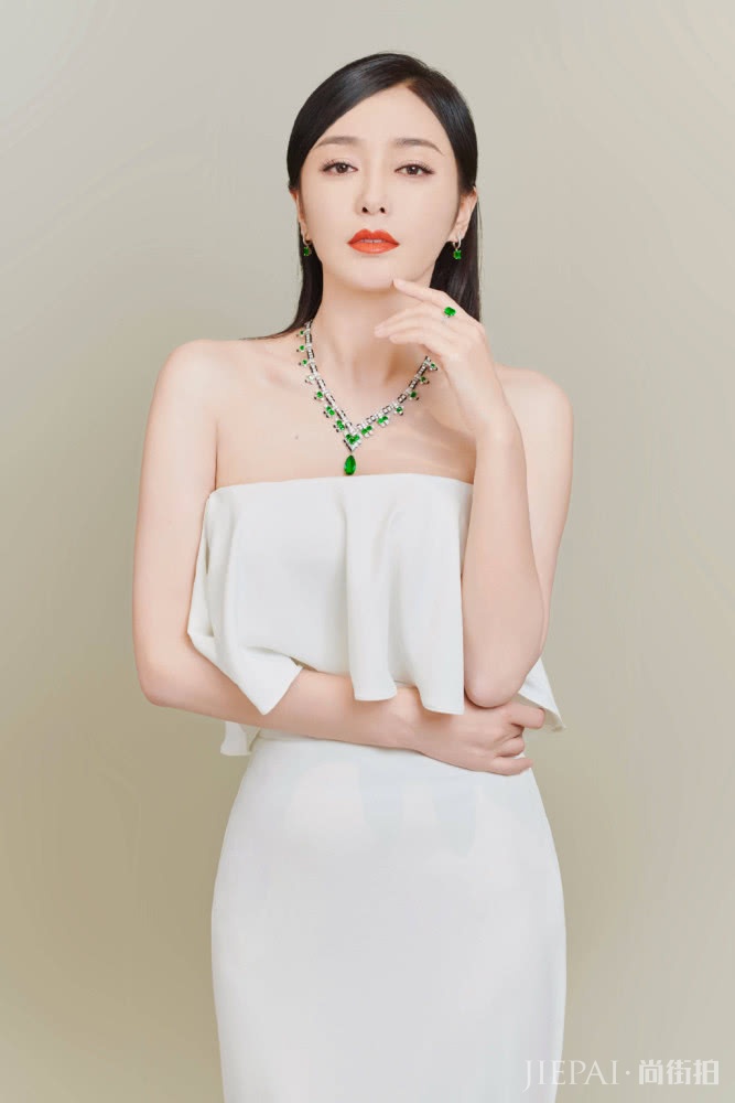 秦岚参加品牌活动一袭白色鱼尾裙显嫩20岁