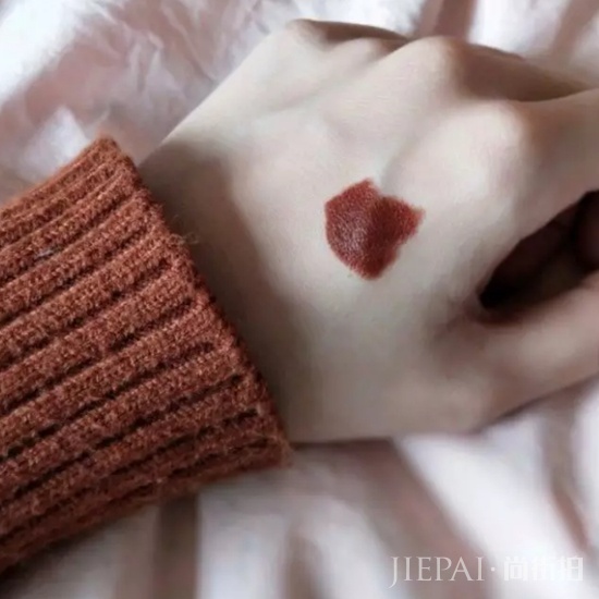 脏橘色适合黄皮吗 它是最不挑人的