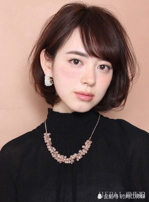 三四十岁女人选发型别“跟风”，学赵丽颖和陈数这几款，气质尽显